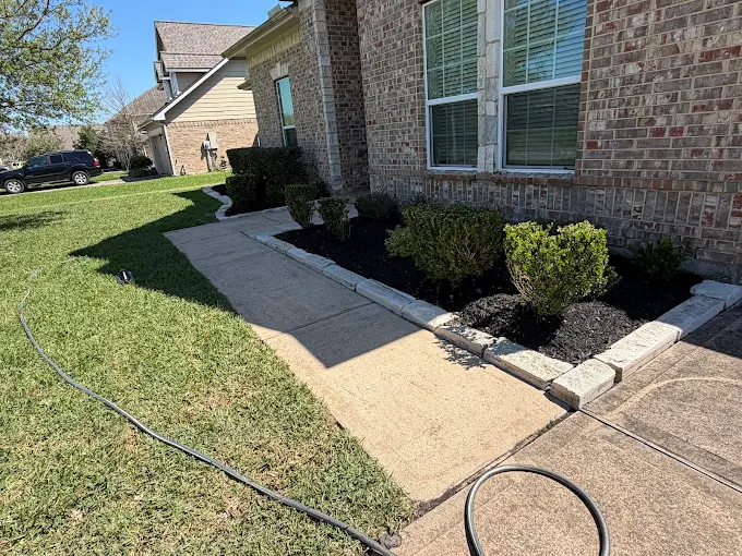 Front yard landscape bed maintenance in Houston TX by Leatherwood Lawn Specialists | commercial landscaping, lawn care, lawn maintenance, drainage, concrete, outdoor solutions near Houston TX Front yard landscape bed maintenance in Houston TX by Leatherwood Lawn Specialists