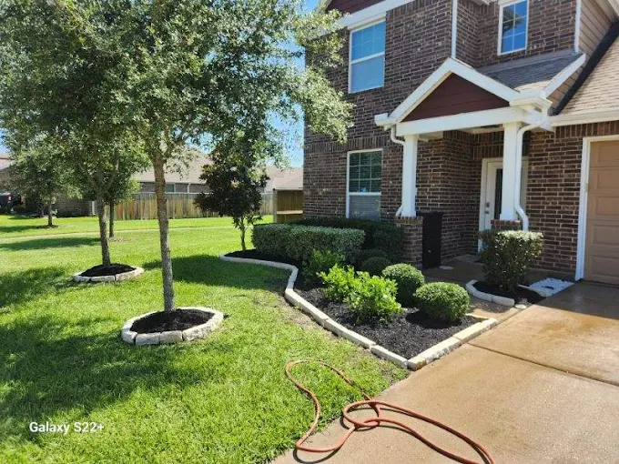 Landscape bed shrub maintenance in Houston TX by Leatherwood Lawn Specialists